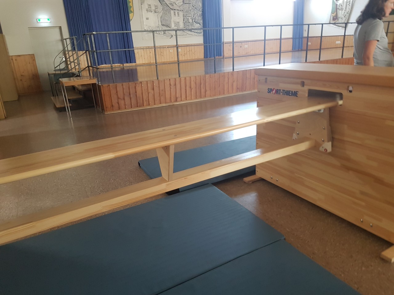 Einen großen Turnkasten und eine Turnbank für unsere Kinder und Jugend-Abteilung